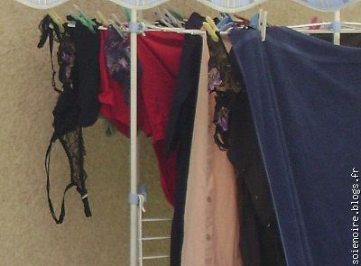 La lingerie  de ma voisine  seche au soleil