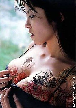 Tatouage lingerie   superbe !!